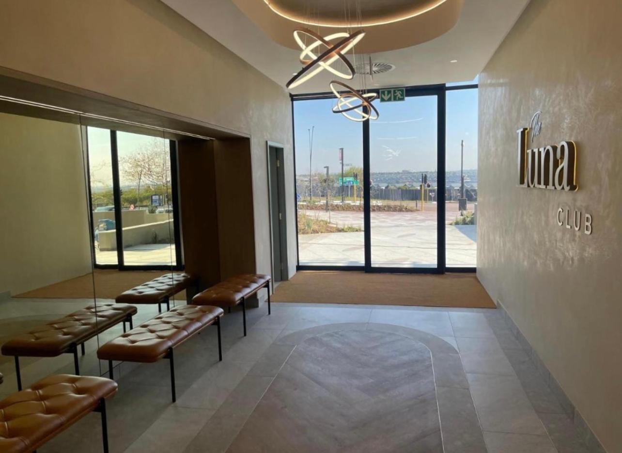 Thando's Luxury At Ellipse, Waterfall Apartment *