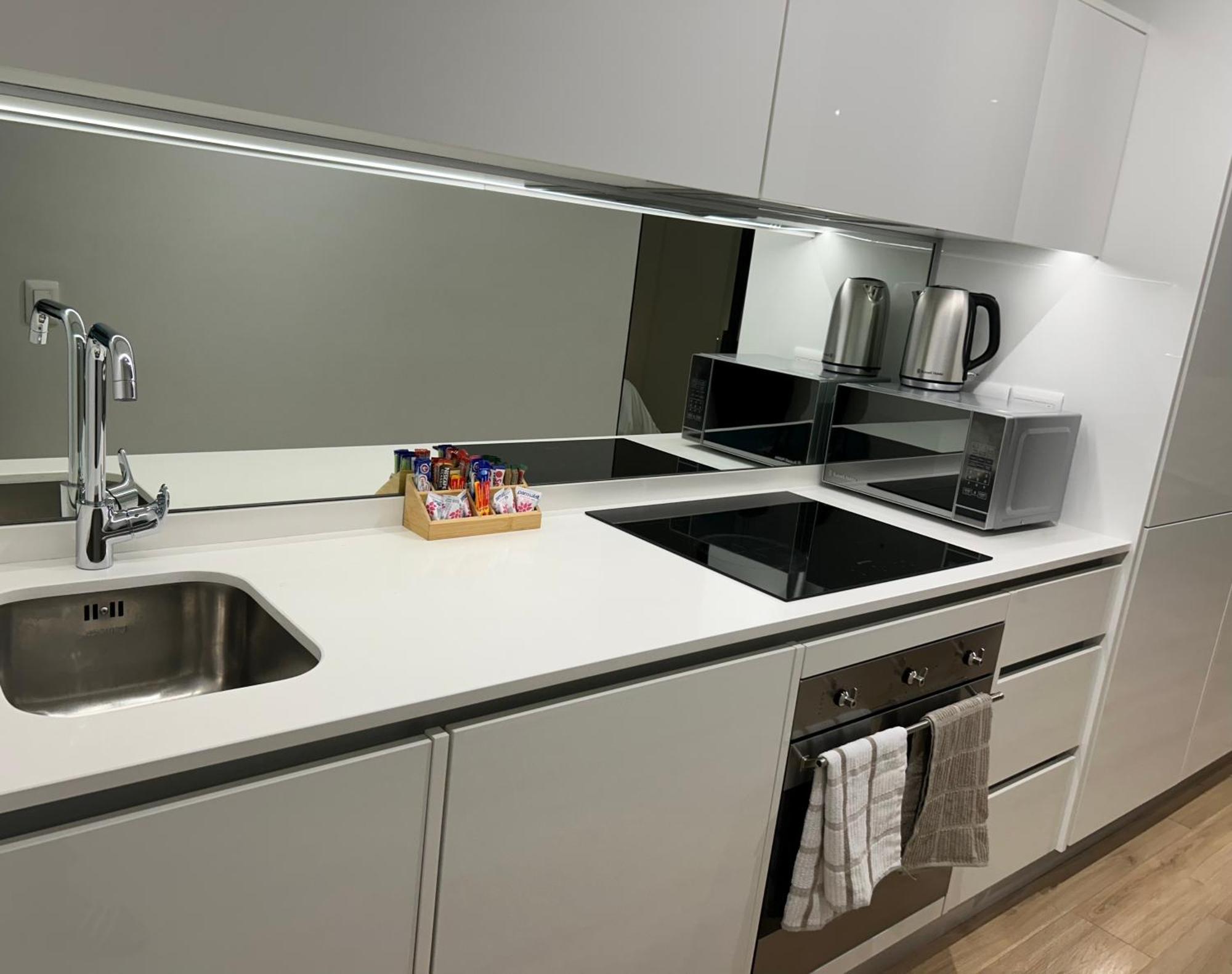 Thando's Luxury At Ellipse, Waterfall Apartment *